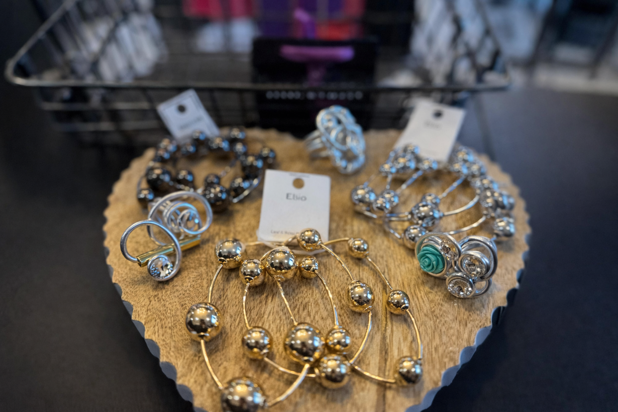 Big 3x jewelry on heart shaped wooden tray